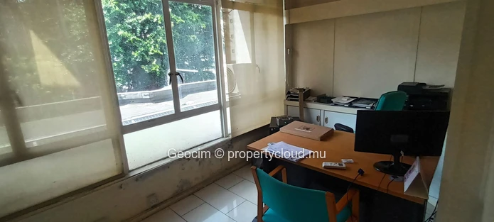 Port Louis down town Close to "Jardin de la Compagnie" office on rent 53 sqm. Toilet. Kitchen. One parking. Available... (Sole Mandate)