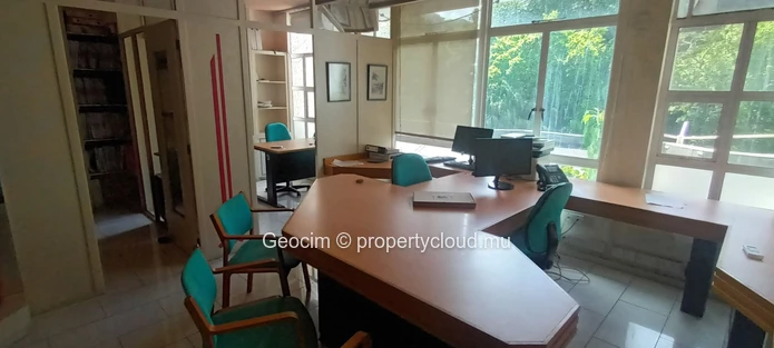 Port Louis down town Close to "Jardin de la Compagnie" office on rent 53 sqm. Toilet. Kitchen. One parking. Available... (Sole Mandate)