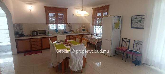 Flic en Flac Morc Safeland 1 walking distance to beach and shop fully furnished 7 bedroom house. Terreces. Parking. P... (Sole Mandate)