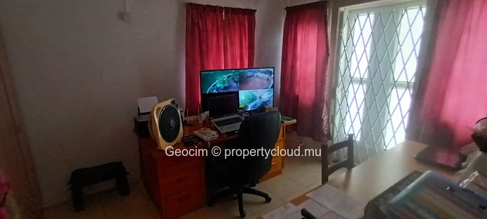 Albion Morc de Chazal Maison de 5 càc 3 sdb bureau Garage Parking sur 265 toises terrain clos. Piscine. (Mandat exclusif)