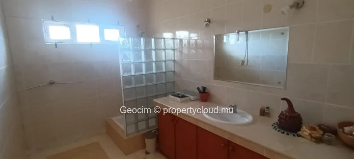 Flic en Flac Morc Safeland 1 walking distance to beach and shop fully furnished 7 bedroom house. Terreces. Parking. P... (Sole Mandate)