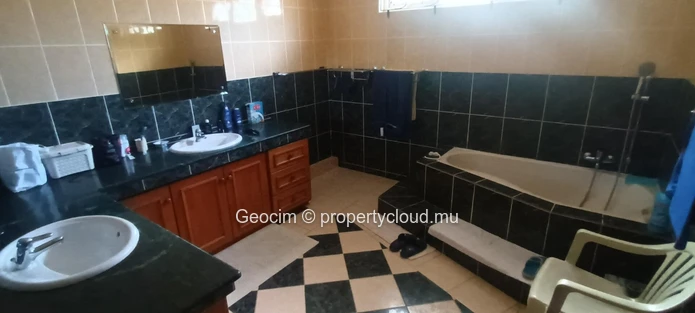 Flic en Flac Morc Safeland 1 walking distance to beach and shop fully furnished 7 bedroom house. Terreces. Parking. P... (Sole Mandate)