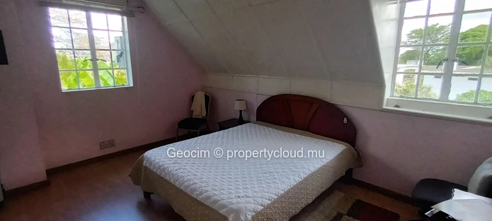 Beau Bassin Balfour partly furnished 5 bedrooms house. Office. Terrasse. Garage. Plot of land 1520 sqm. (Sole Mandate)