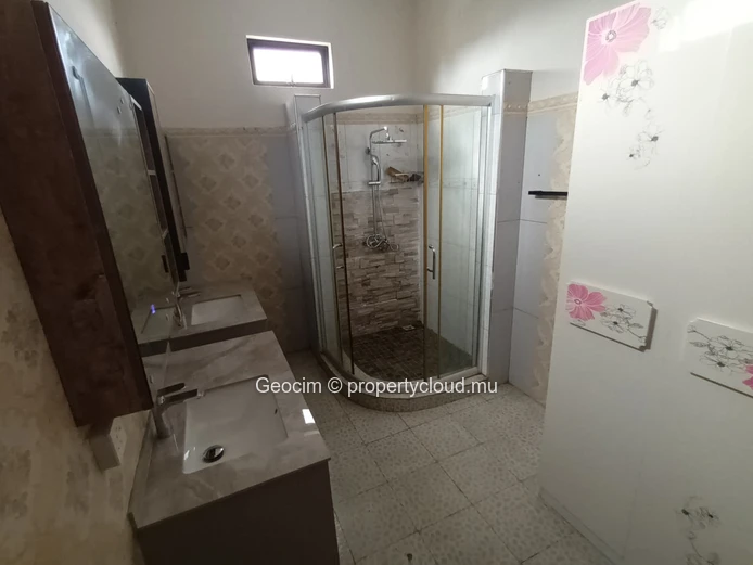 Ebène fully furnished 4 berdrooms house. Plot of land 509 sqm. Available now. (Sole Mandate)