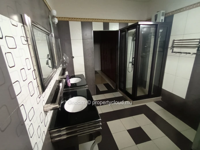 Ebène fully furnished 4 berdrooms house. Plot of land 509 sqm. Available now. (Sole Mandate)