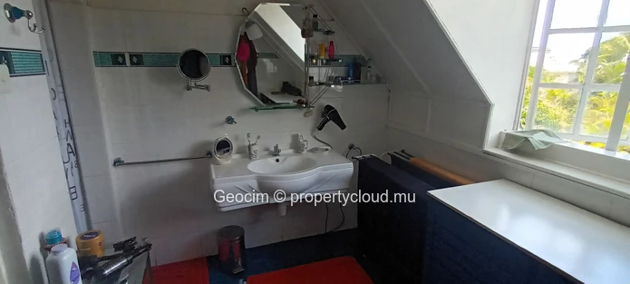 Beau Bassin Balfour partly furnished 5 bedrooms house. Office. Terrasse. Garage. Plot of land 1520 sqm. (Sole Mandate)