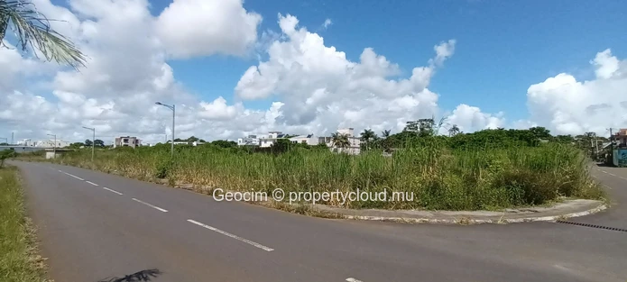 Highland Rose Terrain résidentiel de 645 toises. Idéal projet commercial ou immeuble. (Mandat exclusif)