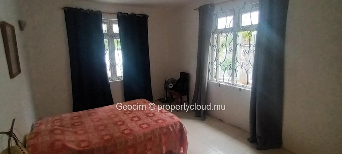 Flic en Flac Morc Safeland 1 walking distance to beach and shop fully furnished 7 bedroom house. Terreces. Parking. P... (Sole Mandate)