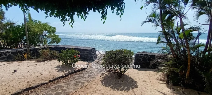 Tamarin beachfront Villa consisting of 2 independants 3 bedroom's house. Plot of land (lease)1330 sqm. (Sole Mandate)