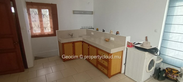 Flic en Flac Morc Safeland 1 walking distance to beach and shop fully furnished 7 bedroom house. Terreces. Parking. P... (Sole Mandate)