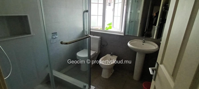 Sodnac Quatre Bornes fully furnished 6 bedrooms house. Freehold plot of land 475 sqm. (Sole Mandate)