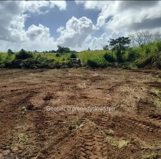 Petit Raffray Terrain residentiel de 394 toises. Largeur 21.96 m. (Mandat exclusif)