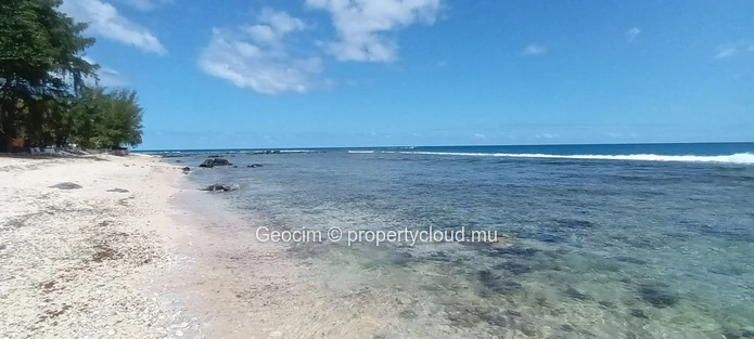 Tamarin beachfront Villa consisting of 2 independants 3 bedroom's house. Plot of land (lease)1330 sqm. (Sole Mandate)