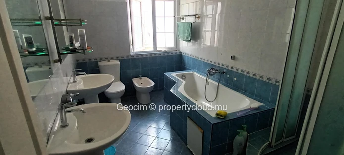 Sodnac Quatre Bornes fully furnished 6 bedrooms house. Freehold plot of land 475 sqm. (Sole Mandate)