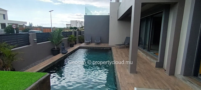 Flic en Flac Located in gated community, fully furnished 3 bedrooms house + independant studio. Roof top with seaview. (Sole Mandate)