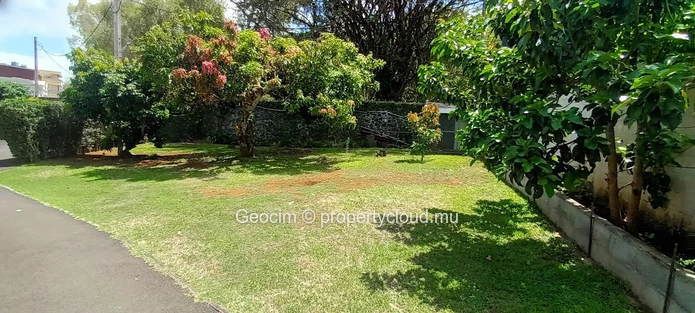 Beau Bassin Balfour partly furnished 5 bedrooms house. Office. Terrasse. Garage. Plot of land 1520 sqm. (Sole Mandate)