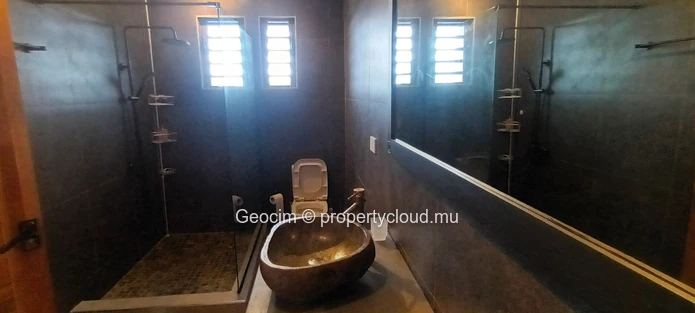 Flic en Flac Located in gated community, fully furnished 3 bedrooms house + independant studio. Roof top with seaview. (Sole Mandate)