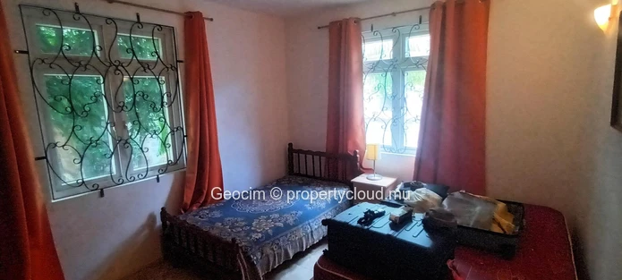 Flic en Flac Morc Safeland 1 walking distance to beach and shop fully furnished 7 bedroom house. Terreces. Parking. P... (Sole Mandate)