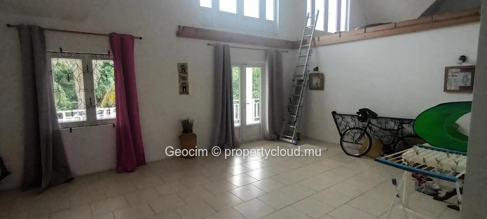 Flic en Flac Morc Safeland 1 walking distance to beach and shop fully furnished 7 bedroom house. Terreces. Parking. P... (Sole Mandate)