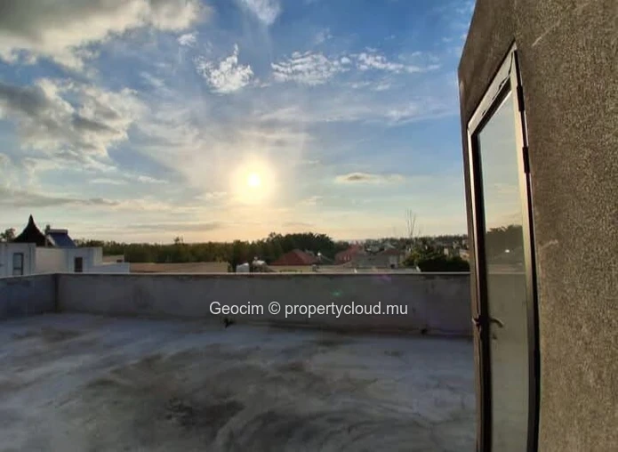 Flic en Flac Morc Palmyre fully furnished recent 3 bedrooms house. Parking. Swimmingpool. Roof Top. Private garden. (Sole Mandate)