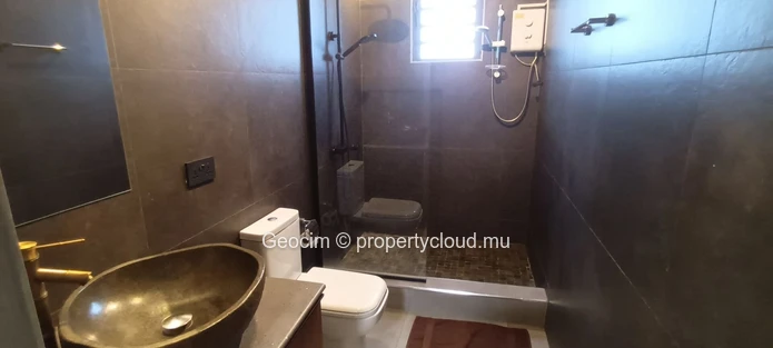 Flic en Flac Located in gated community, fully furnished 3 bedrooms house + independant studio. Roof top with seaview. (Sole Mandate)