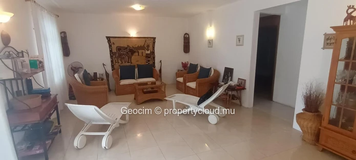 Flic en Flac Morc Safeland 1 walking distance to beach and shop fully furnished 7 bedroom house. Terreces. Parking. P... (Sole Mandate)