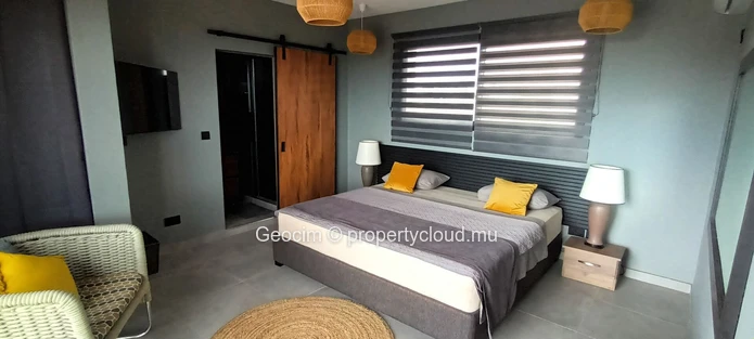 Flic en Flac Located in gated community, fully furnished 3 bedrooms house + independant studio. Roof top with seaview. (Sole Mandate)