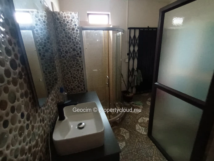 Ebène fully furnished 4 berdrooms house. Plot of land 509 sqm. Available now. (Sole Mandate)