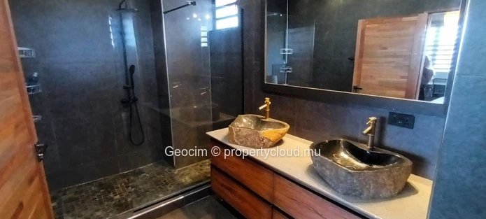 Flic en Flac Located in gated community, fully furnished 3 bedrooms house + independant studio. Roof top with seaview. (Sole Mandate)