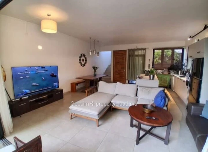Flic en Flac Morc Palmyre fully furnished recent 3 bedrooms house. Parking. Swimmingpool. Roof Top. Private garden. (Sole Mandate)