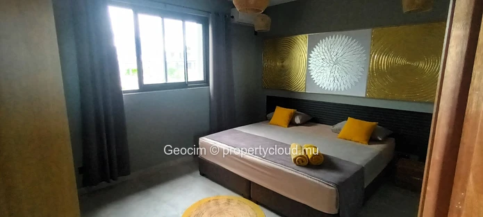 Flic en Flac Located in gated community, fully furnished 3 bedrooms house + independant studio. Roof top with seaview. (Sole Mandate)