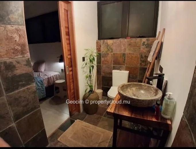 Flic en Flac Morc Palmyre fully furnished recent 3 bedrooms house. Parking. Swimmingpool. Roof Top. Private garden. (Sole Mandate)