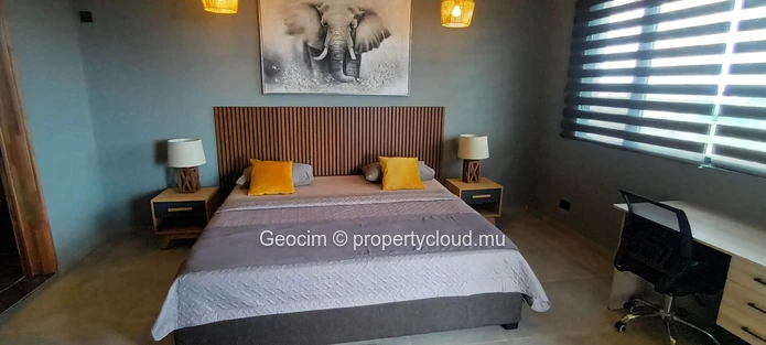 Flic en Flac Located in gated community, fully furnished 3 bedrooms house + independant studio. Roof top with seaview. (Sole Mandate)