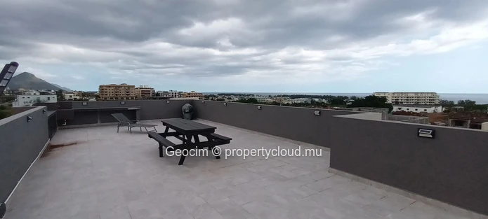 Flic en Flac Located in gated community, fully furnished 3 bedrooms house + independant studio. Roof top with seaview. (Sole Mandate)