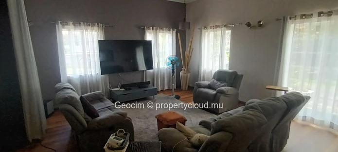 Beau Bassin Balfour partly furnished 5 bedrooms house. Office. Terrasse. Garage. Plot of land 1520 sqm. (Sole Mandate)