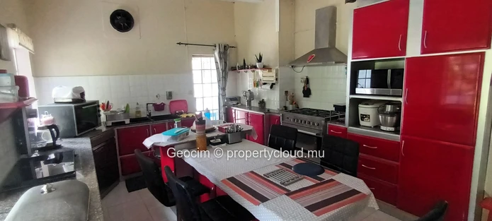 Beau Bassin Balfour partly furnished 5 bedrooms house. Office. Terrasse. Garage. Plot of land 1520 sqm. (Sole Mandate)